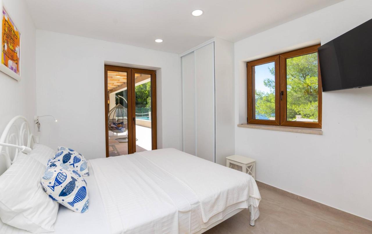 Beachfront Villa Brulupes In Secluded Bay Konstari ภายนอก รูปภาพ